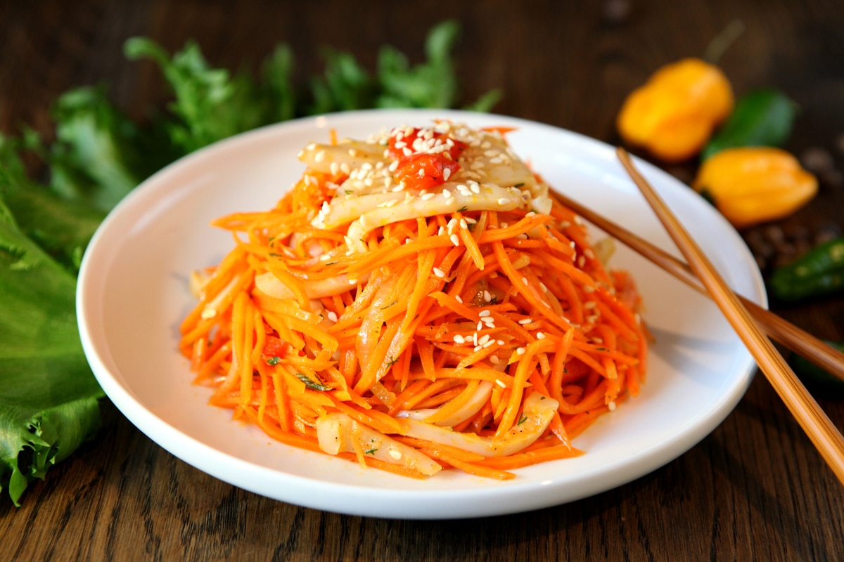 Koreanischer Karottensalat mit Calamari und Knoblauch