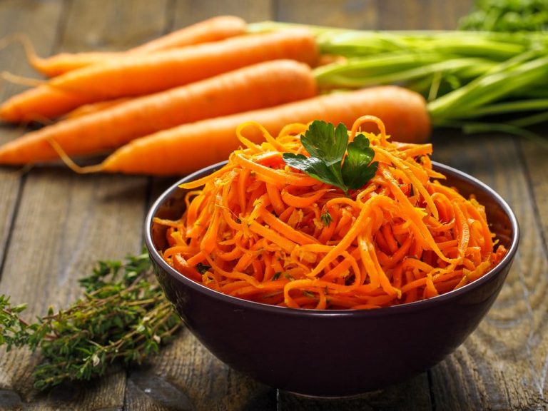 Koreanischer Karottensalat mit Knoblauch und Gewürzen