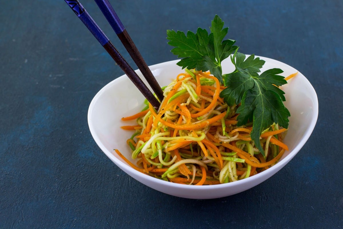 Koreanischer Zucchinisalat mit Karotten