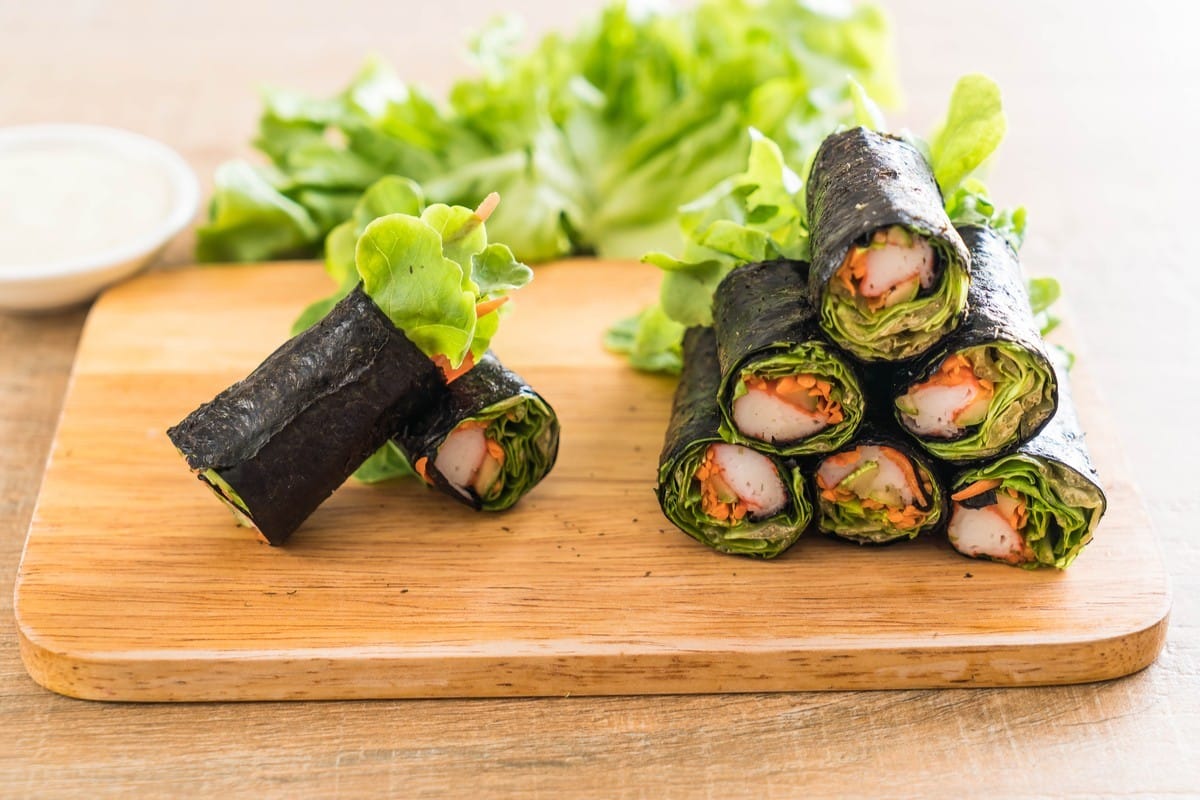 Krabbenstäbchen mit Gurken und Karotten in Nori Blättern