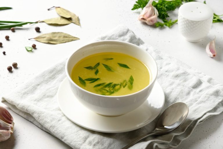 Kräftige Suppe mit Lammfleisch und Gemüse