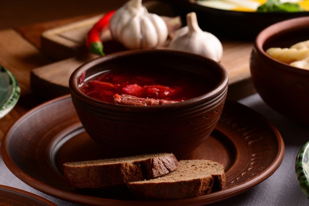 Kräftige Suppe mit Lammfleisch und Gemüse