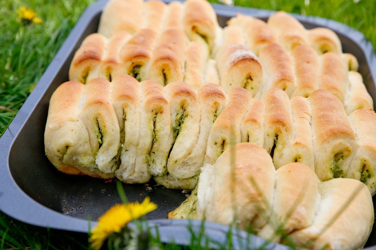 Kräuterbutter Zupfbrot aus Hefeteig zum Gegrillten