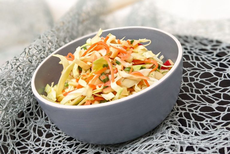 Einfacher Krautsalat mit Sahne, Spitzkohl und Karotten