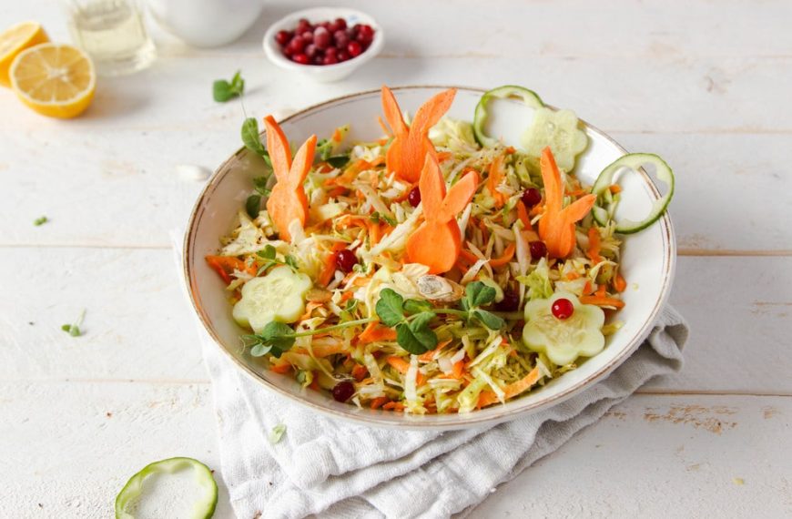 Krautsalat mit Möhren, Apfel und Essig Öl Dressing