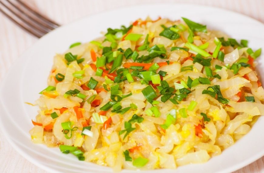 Krautsalat mit Weißkohl und Karotten