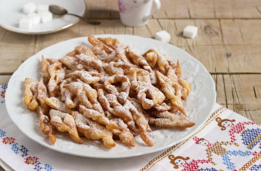 Krebli mit Puderzucker – Knuspriges russisches Gebäck