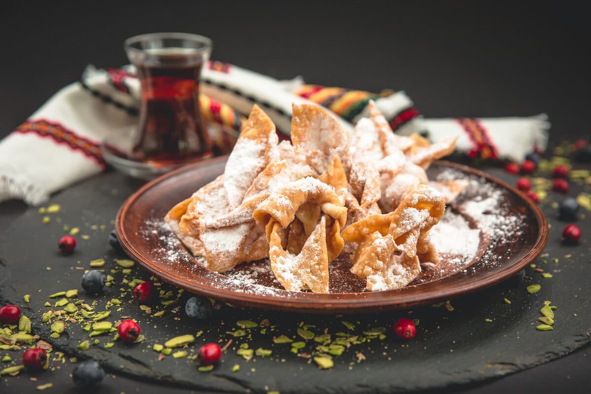 Krebli – Fluffig frittiertes Gebäck mit Puderzucker