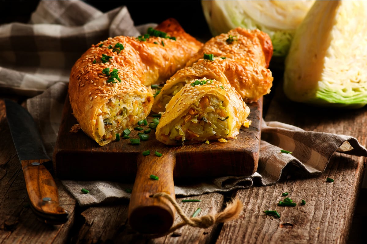 Kroatischer Strudel aus Filoteig mit Speck und Weißkohl-Füllung