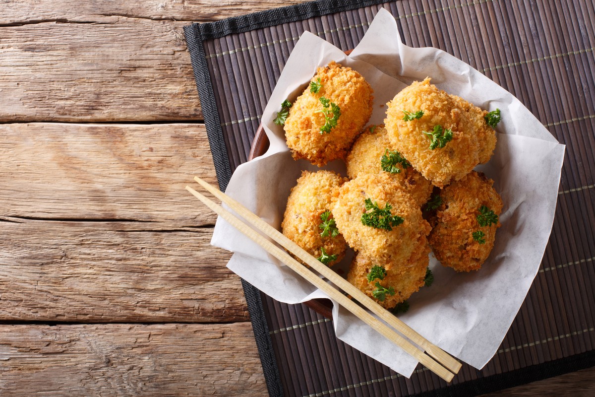 Kroketten aus Krabbenstäbchen mit Zwiebeln