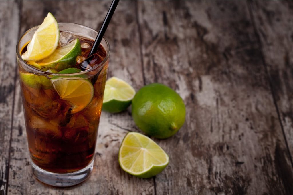 Blauer Cocktail mit Rum, Sprite und Blue Curacao Likör
