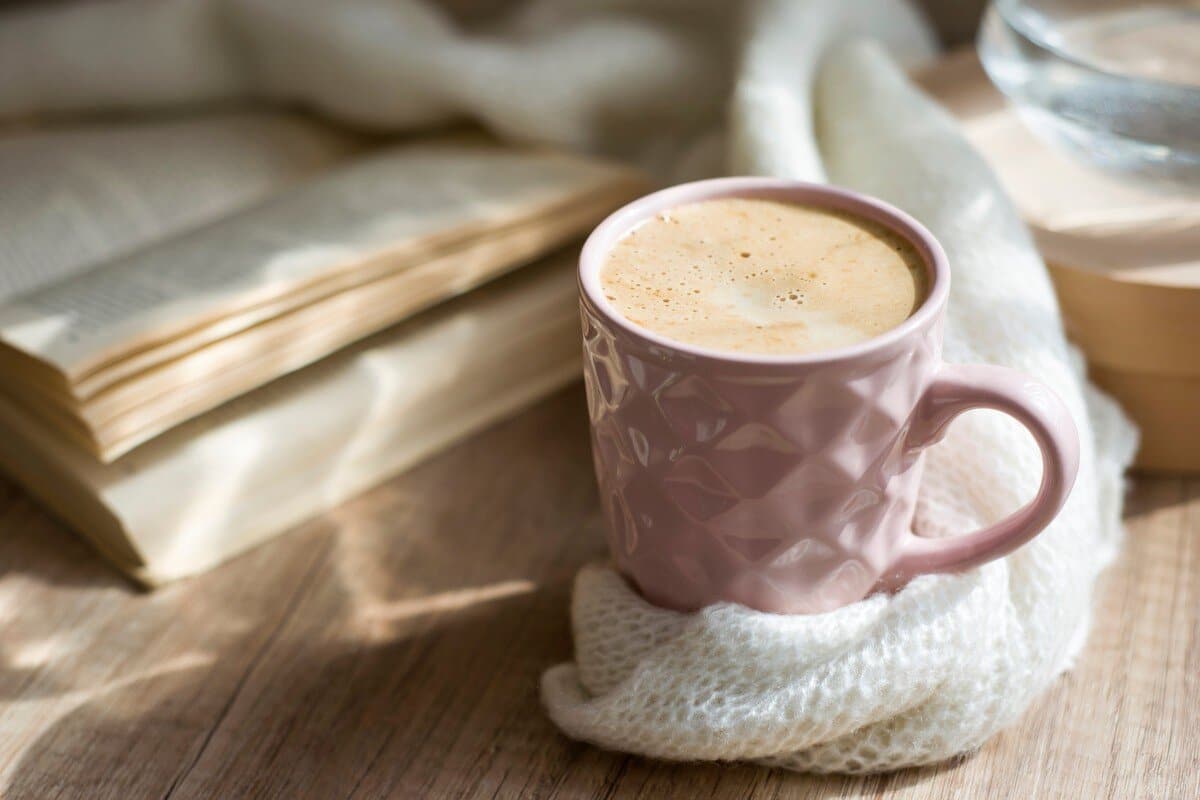 Kubanischer Kaffee mit Kardamomsirup und Milch