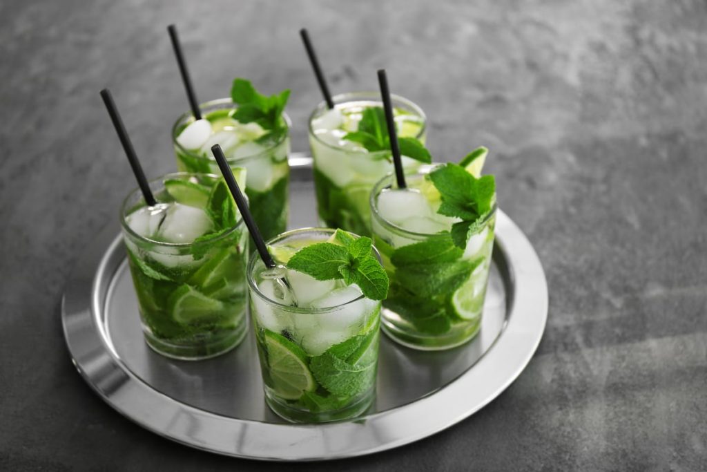 Cocktail mit minze und limette