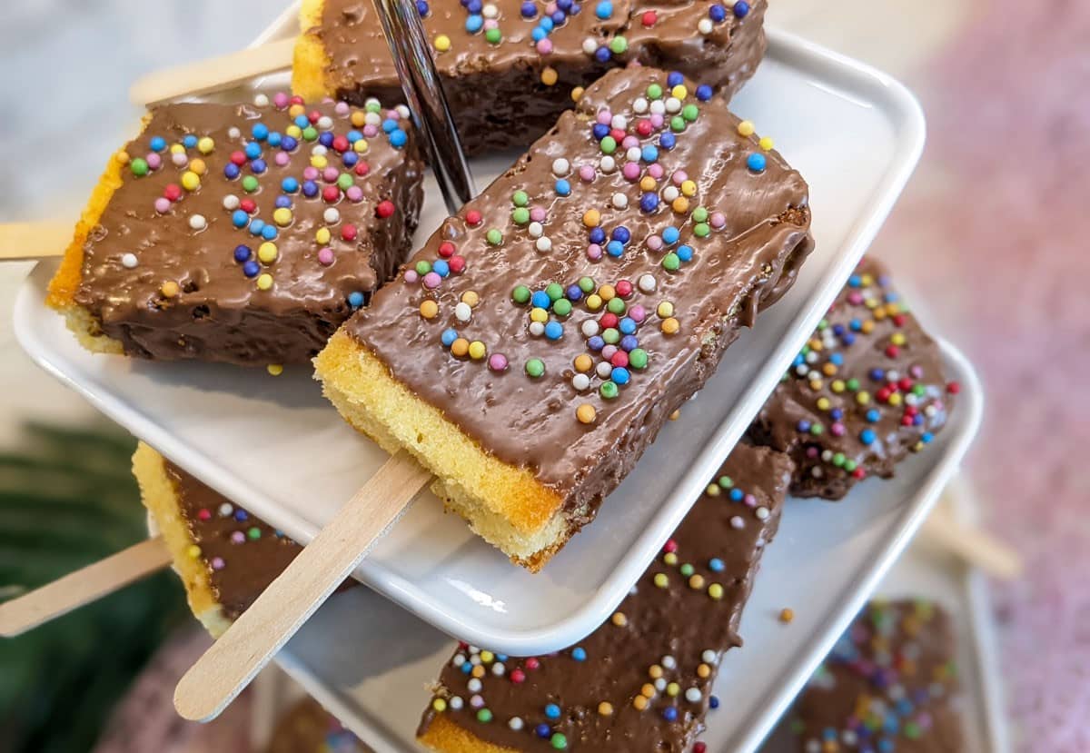 Kuchen am Stiel mit Schokolade zum Kindergeburtstag