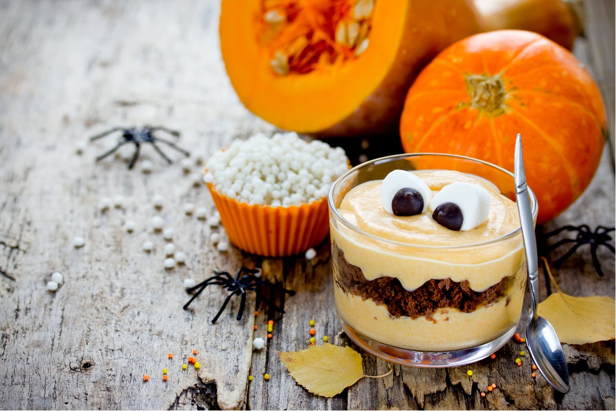 Kürbis Dessert mit Schokokeksen und Marshmallows zu Halloween