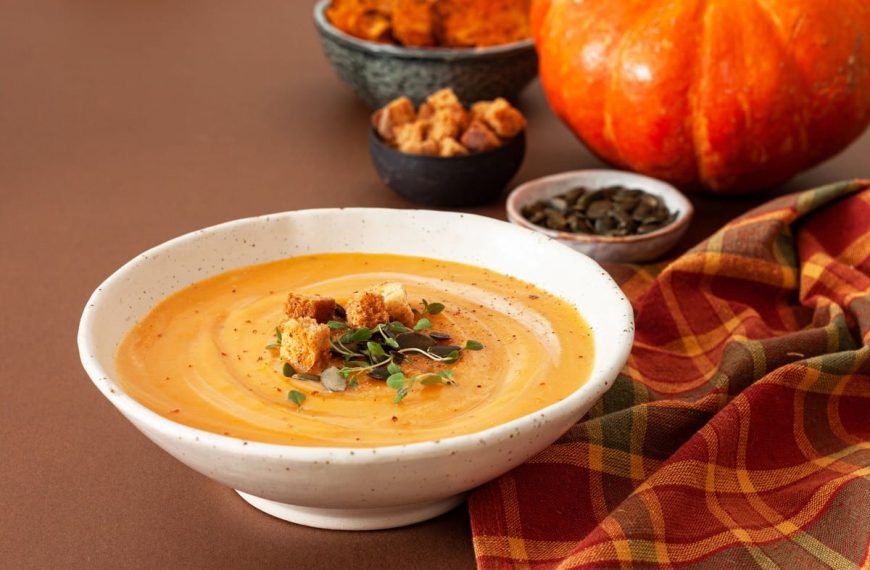Kürbissuppe mit Kartoffeln, Karotten und Milch