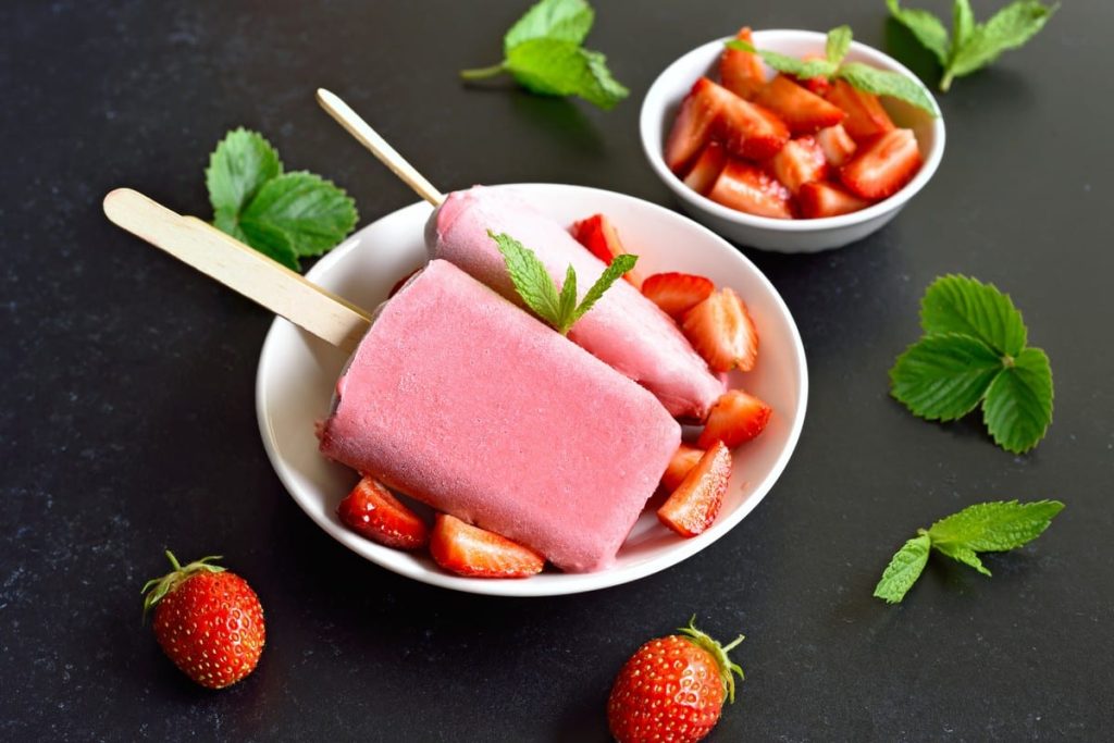 Kulfi - Erfrischendes indisches Milchspeiseeis mit Erdbeeren