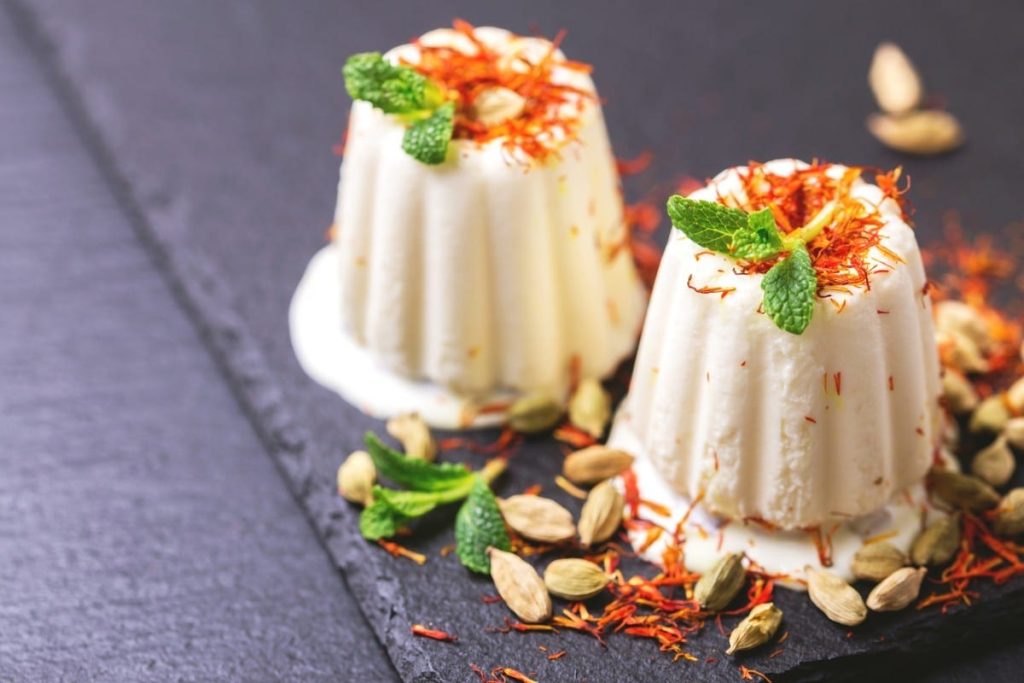 Kulfi – indisches Dessert mit Kondensmilch und Kardamom