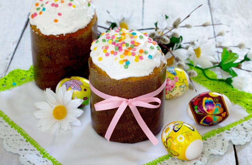 Kulitsch Brot mit Zuckerglasur zum Osterbrunch