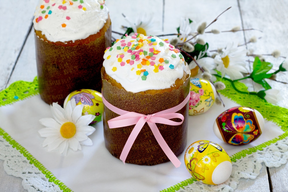 Kulitsch Brot mit Zuckerglasur zum Osterbrunch