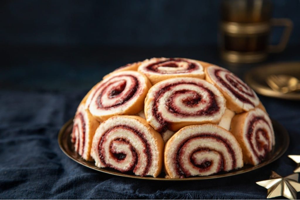 Kuppeltorte Charlotte mit Sahnecreme und Beeren ohne Backen