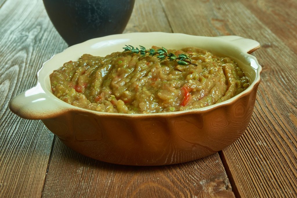 Kyopolou – bulgarische Auberginencreme mit Paprika und Knoblauch