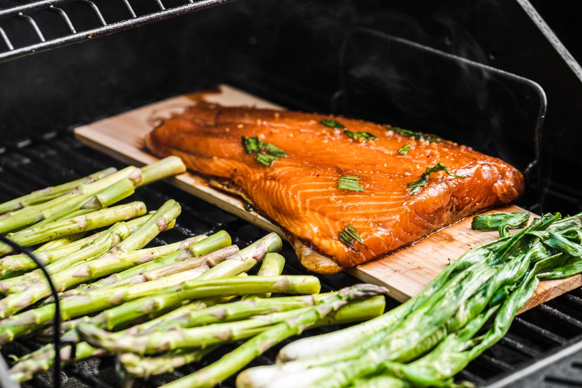 Lachs in Teriyaki Marinade auf Zedernholz grillen