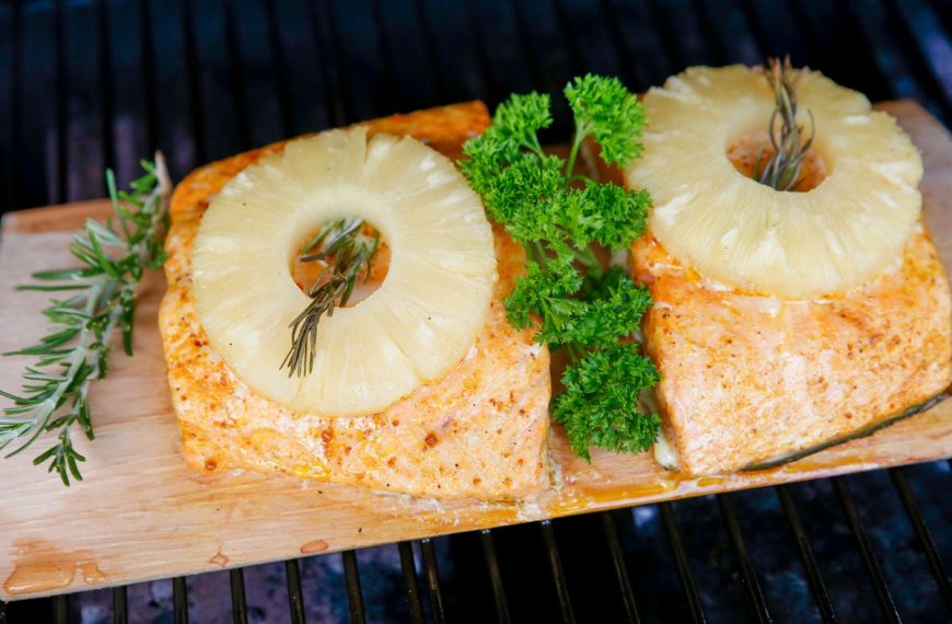 Lachs mit Ananas auf Zedernholz grillen