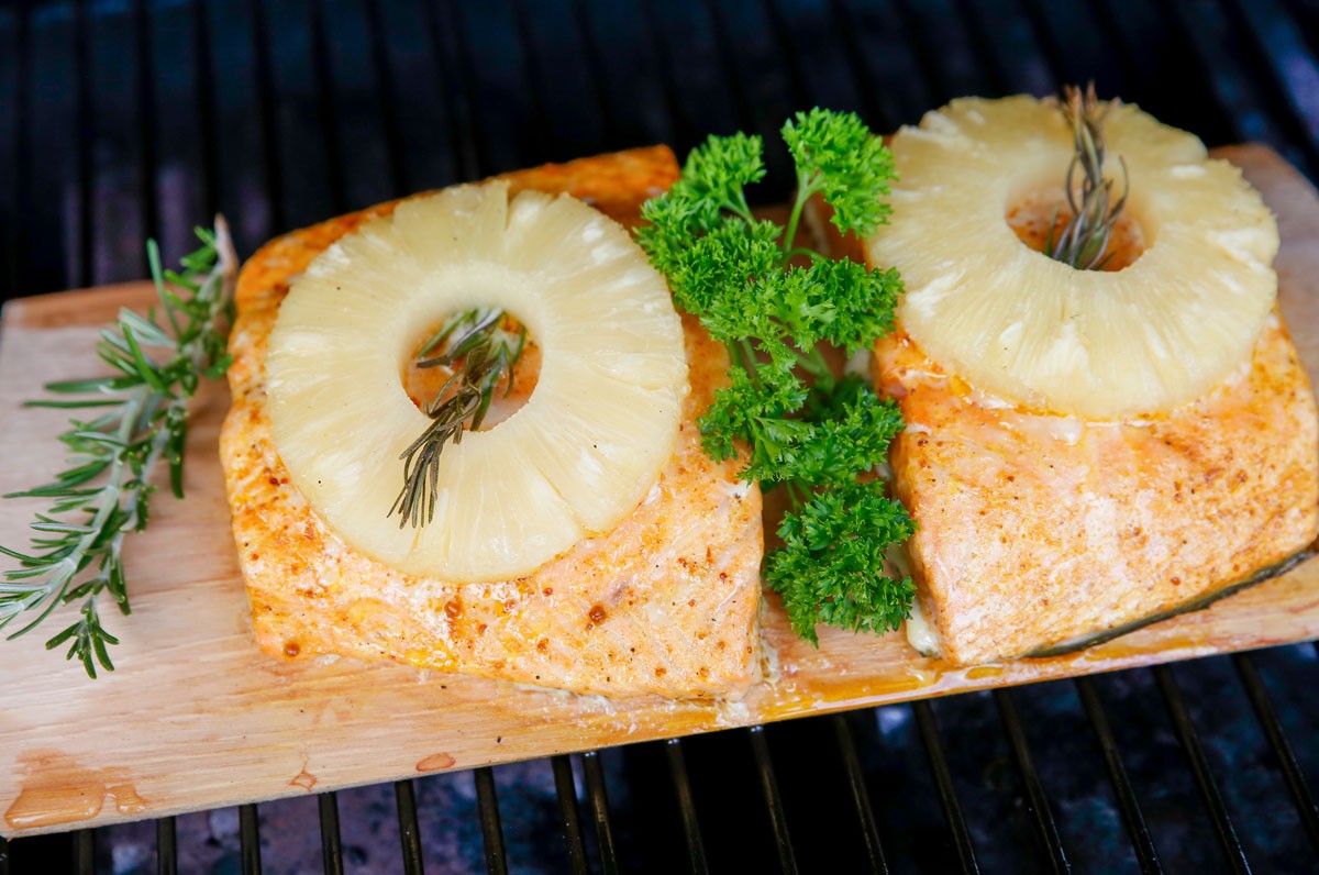 Lachs mit Ananas auf Zedernholz grillen