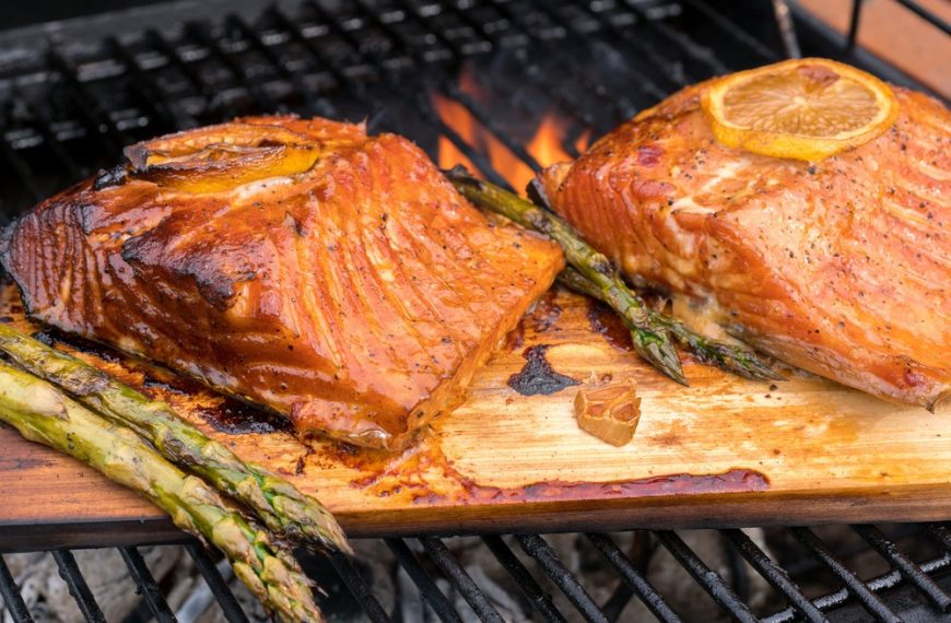 Lachs mit Zitrone auf Zedernholz grillen
