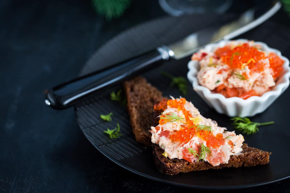 Lachsaufstrich auf Roggenbrot mit rotem Kaviar – Brotaufstrich Snack
