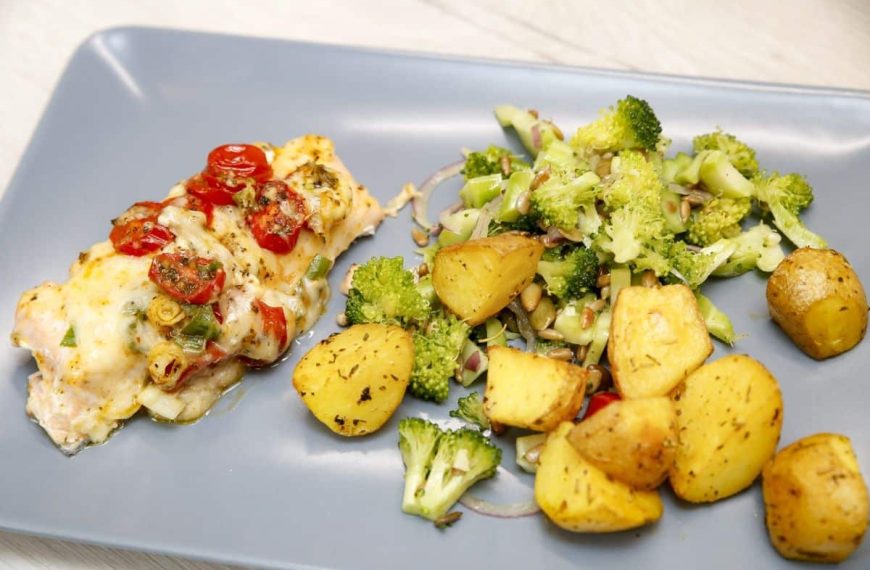 Lachsfilet mit Tomaten, Käse und Kartoffeln im Backofen