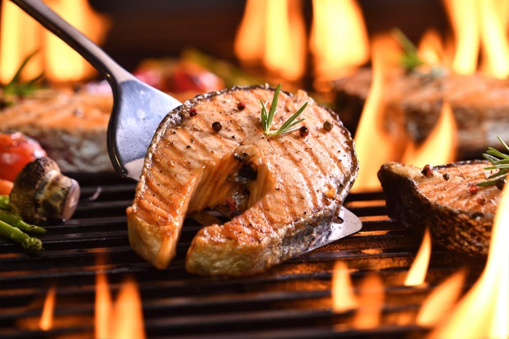 Lachssteak mit Öl und Zitronensaft zart grillen