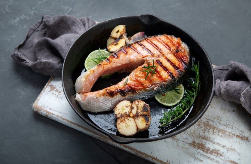 Lachssteaks aus der Grillpfanne mit Limette und Knoblauch