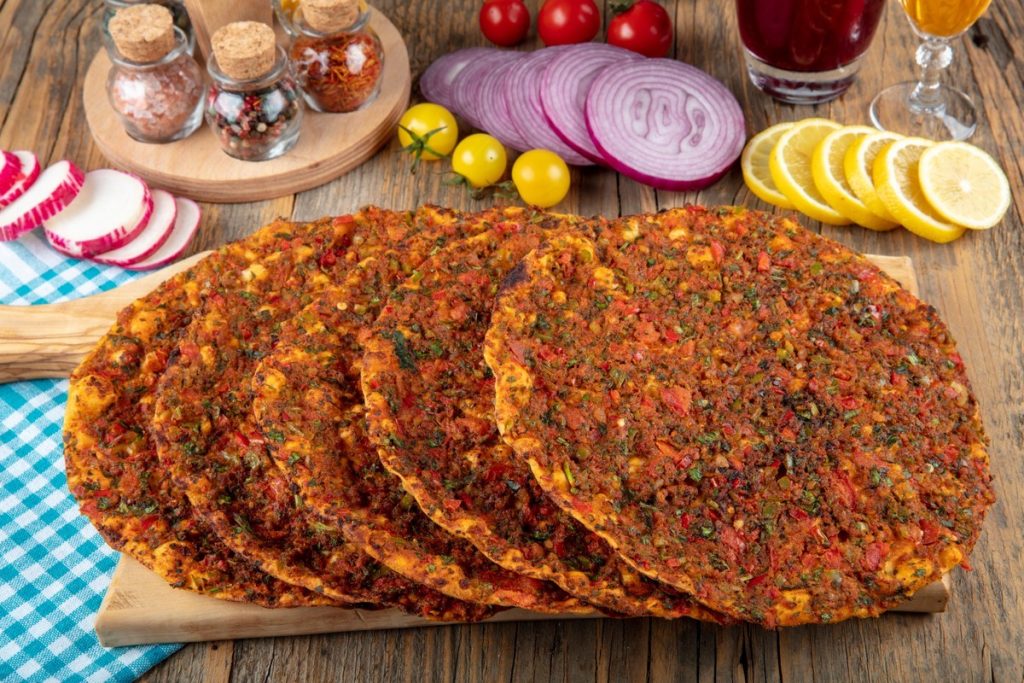 Lahmacun - knusprige türkische Pizza mit Hackfleisch