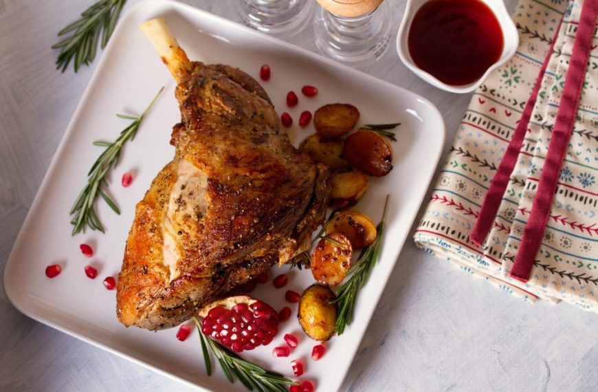 Lammkeule mit Kartoffeln und Wein im Backofen zu Ostern