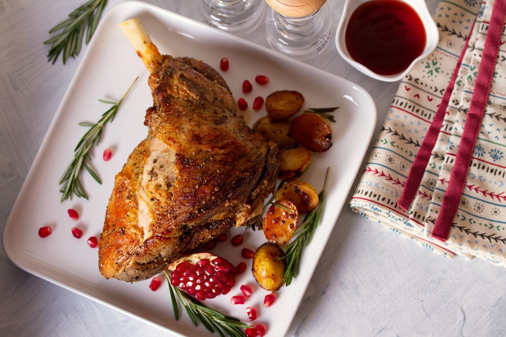 Lammkeule mit Kartoffeln und Wein im Backofen zu Ostern