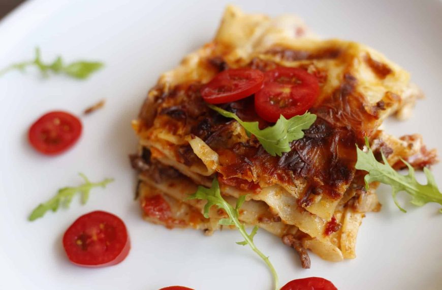 Lasagne Bolognese aus Teigplatten mit Bechamelsauce