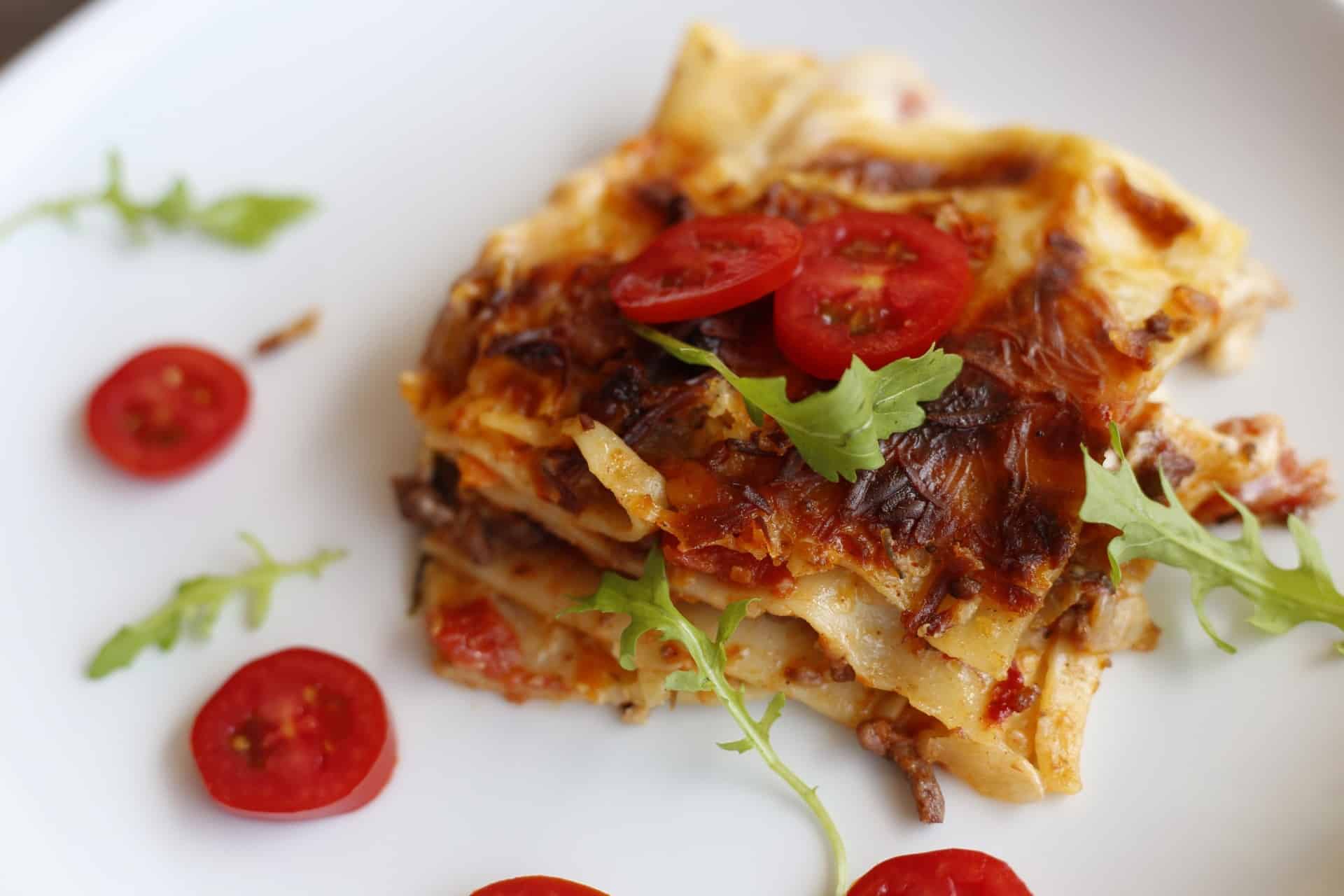 Lasagne Bolognese aus Teigplatten mit Bechamelsauce