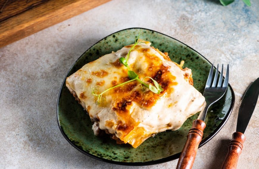 Lasagne mit Hackfleisch, Bechamelsauce und Lavasch