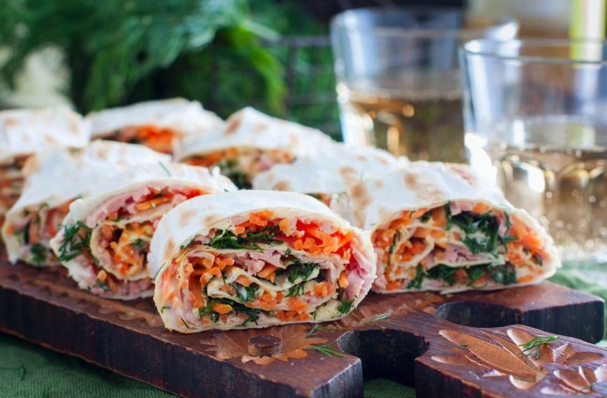Lavash Snack mit Wurst, koreanischen Möhren und Kräutern