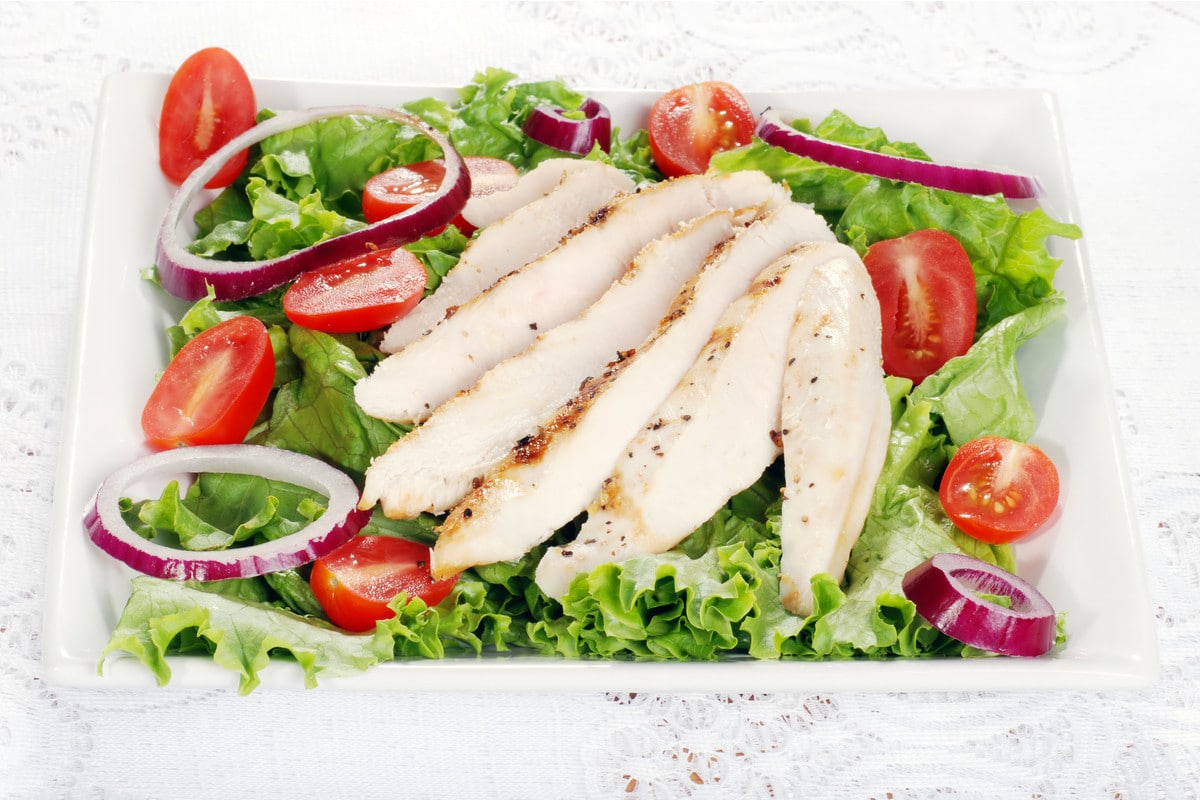 Lecker gebratene Putenbrust auf Salat