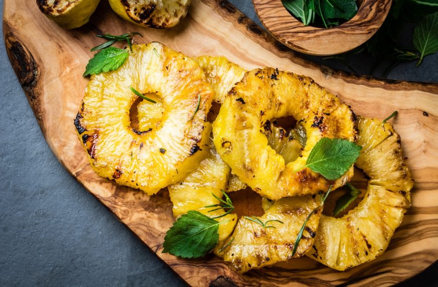 Lecker gegrillte Ananas mit Honigmarinade