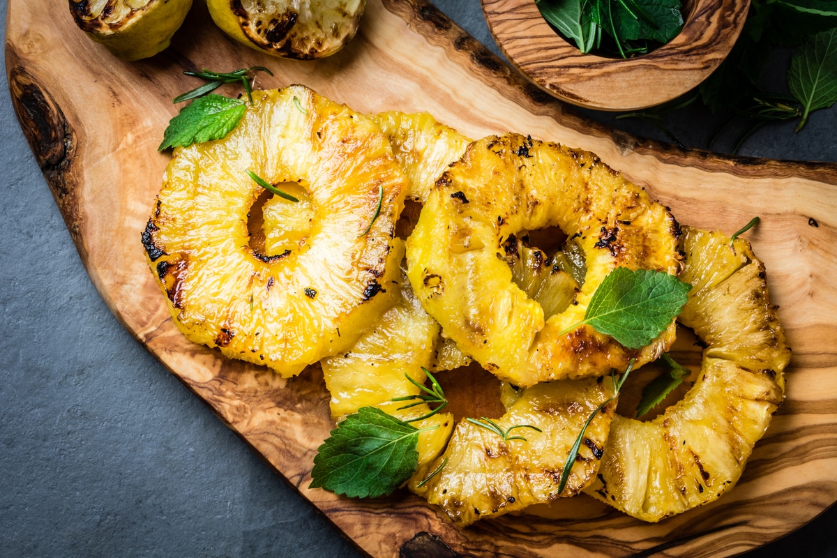 Lecker gegrillte Ananas mit Honigmarinade