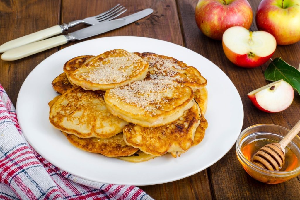 Leckere Apfelkrapfen mit Kefir zum Frühstück