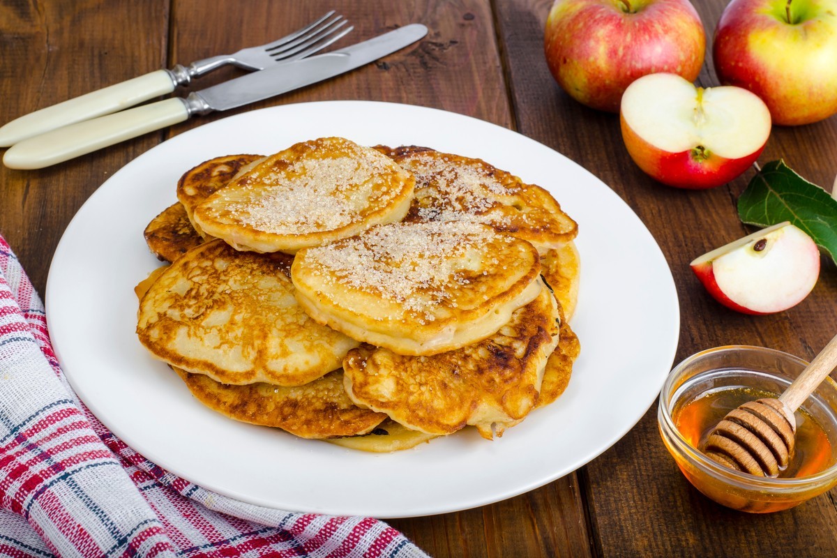 Leckere Apfelkrapfen mit Kefir zum Frühstück