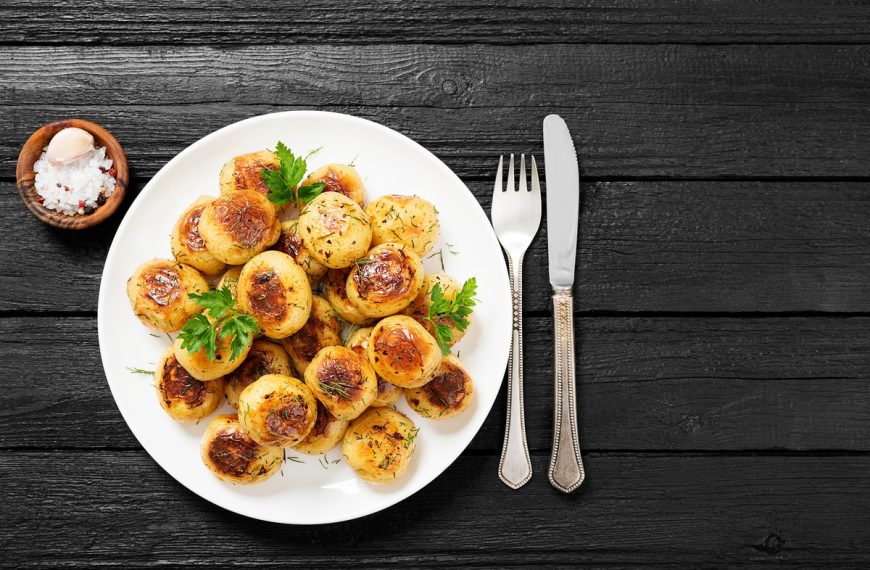 Leckere Backkartoffeln mit Zitronenbutter und Kräutern