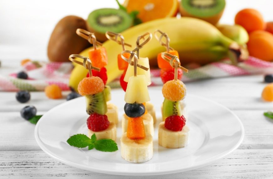 Leckere Canapes mit Früchten für eine Party