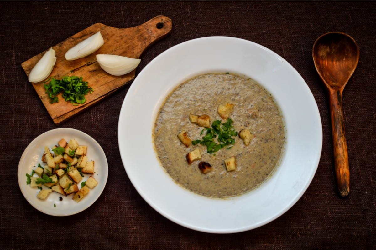 Leckere Champignoncremesuppe mit Zwiebeln und Sahne