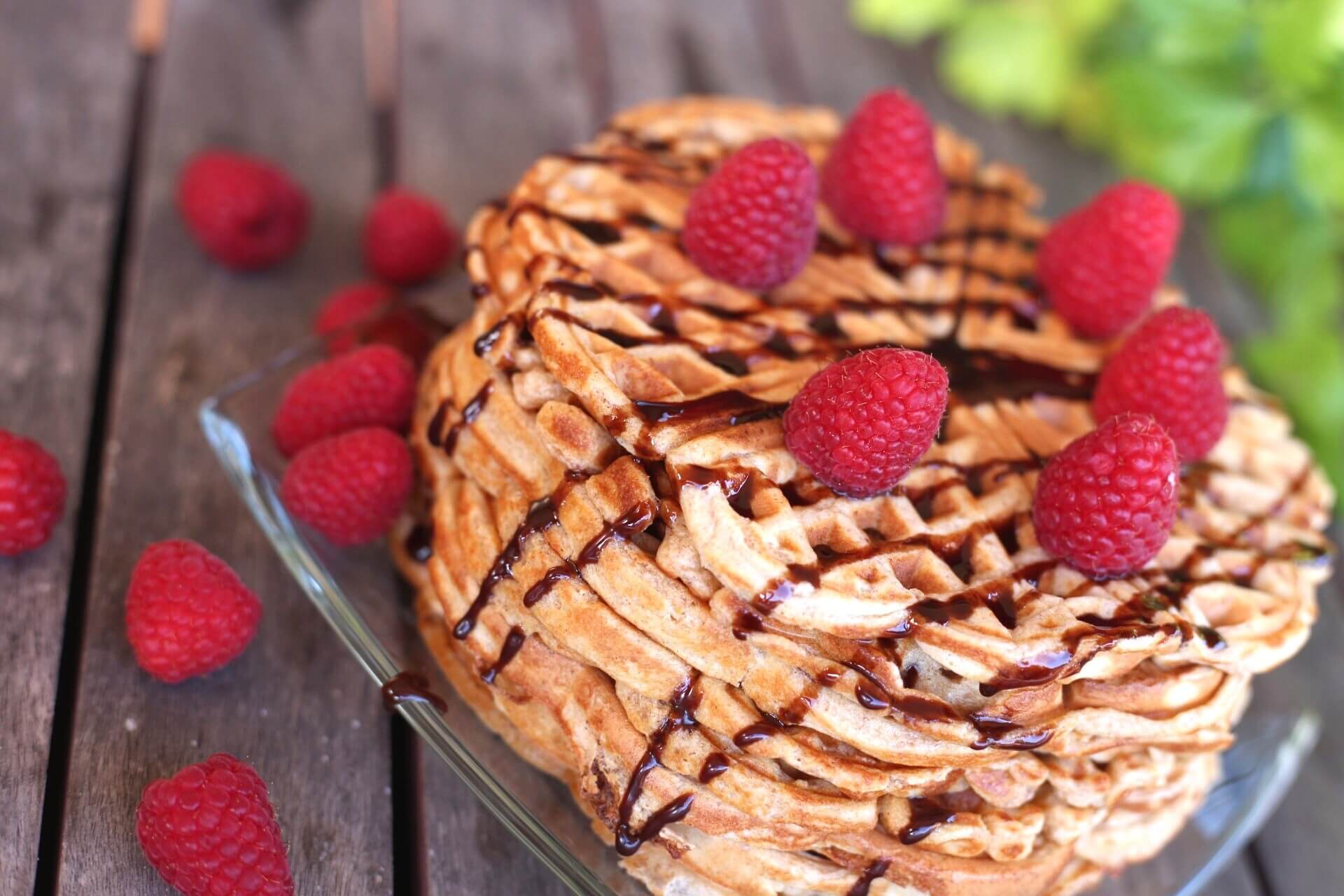 Leckere Dinkelwaffeln mit Datteln und Himbeeren